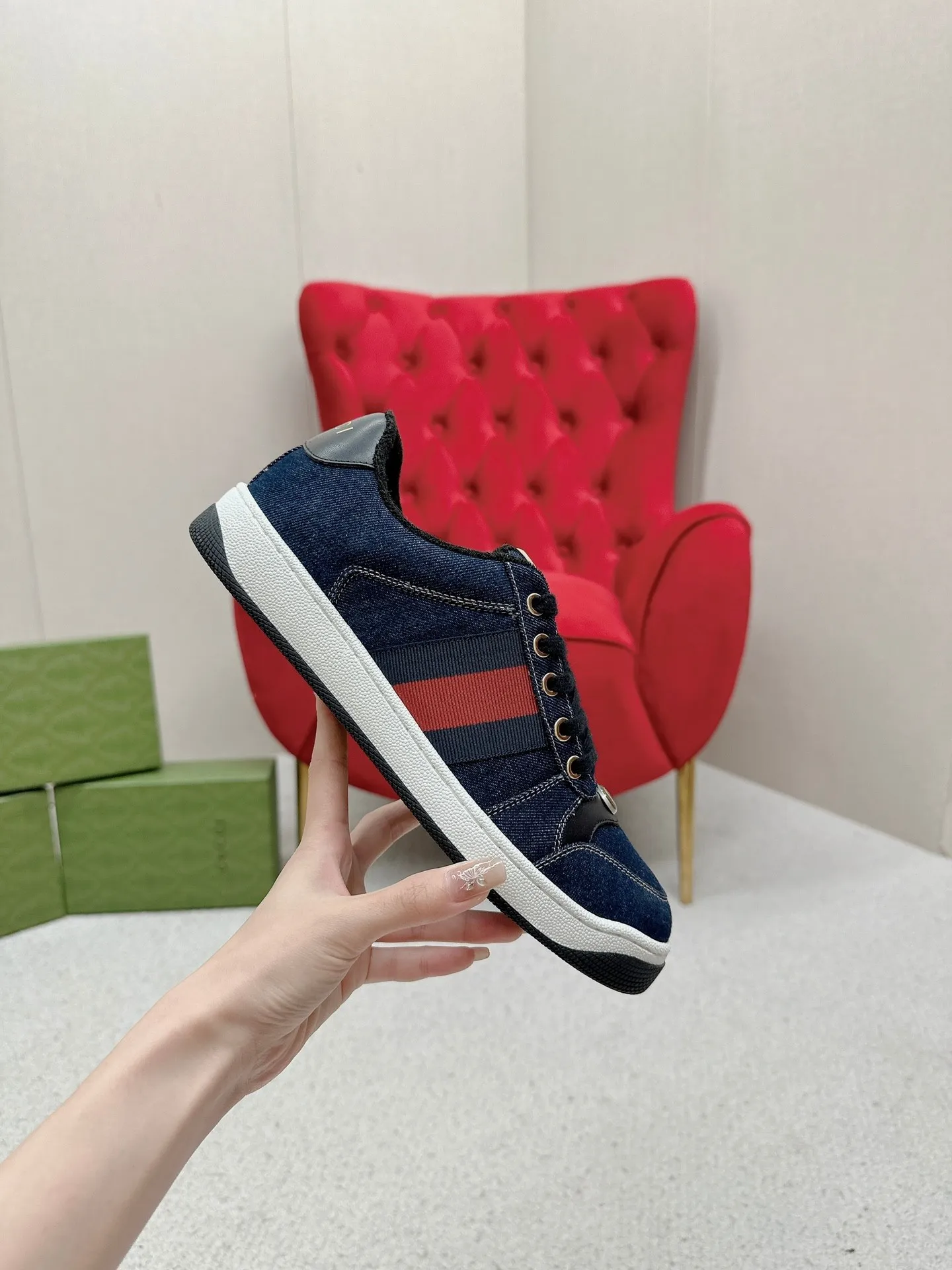 👟👟Ex-factory price 560👟👟 Men’s size +10 Gucci——purchased version GG series distressed dirty shoes-hot style is coming! 9 times out of 10 sales, you will definitely get the money. Ready stock! Spot goods! Spot goods! New colors added - the ultimate version on the market! Purchase the original version and develop it... fabric, material, outsole, and details can be compared at will! Open-mold Swarovski one-to-one replica rhinestone chain...Metal cherry pendant...Metal double G crystal cylindrical mark...Gucci original customized narrow webbing...Super flash series - flash diamond chain. The cherry decoration is detachable and can be changed into two to match with each other to show your personality. Exclusive color-brushed cowhide fabric. Hand-made distressed is very textured and has a sense of luxury! The details of the workmanship can be seen in the drawings, and no line is missed. The original terry cloth is delicate, soft and more comfortable and breathable. The privately stamped two-color original TPU outsole (lower layer is wider, upper layer is narrower). Matching packaging⭐️ Size: Female 35-40 Male 39-44 (Female 41 Male 45 customized)